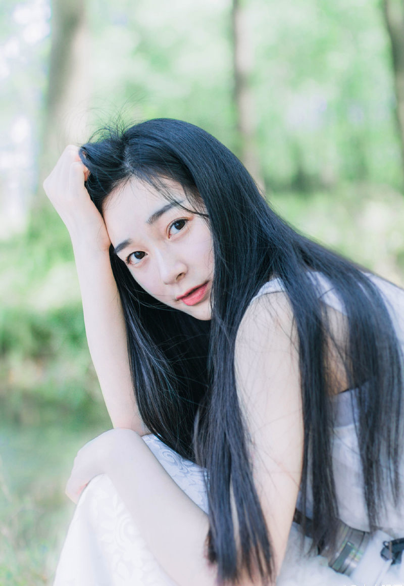 “如果是，你想怎样？为他报仇吗？”吕布微微眯起了眼睛，神色渐渐冷了下来，在小乔略微凸起的肚子上扫了一眼，挥手止住想要说什么的大乔，冷然道。
